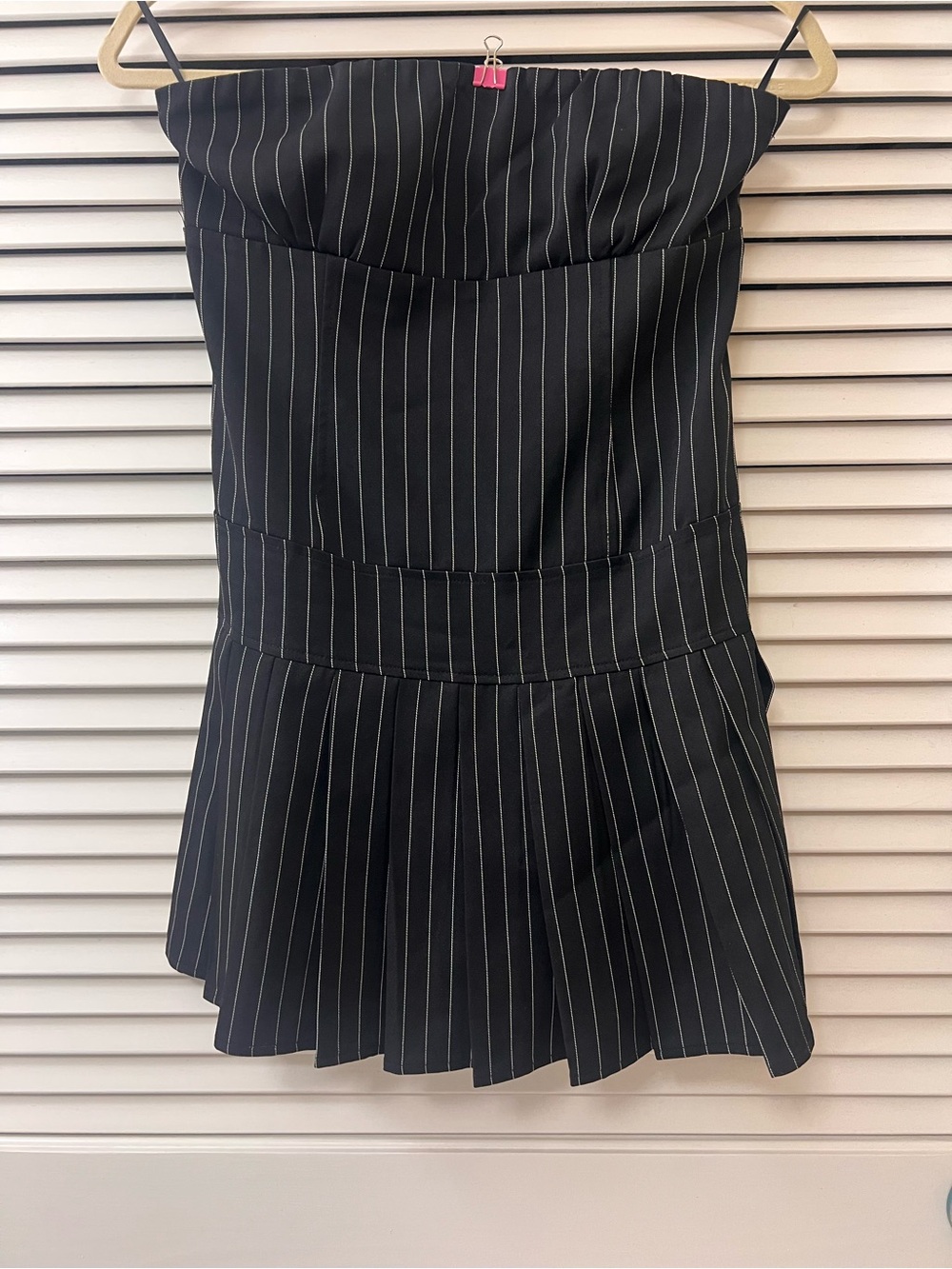 Chic ONE CLOTHING LA Strapless Black Pinstripe Pleated Mini Dress